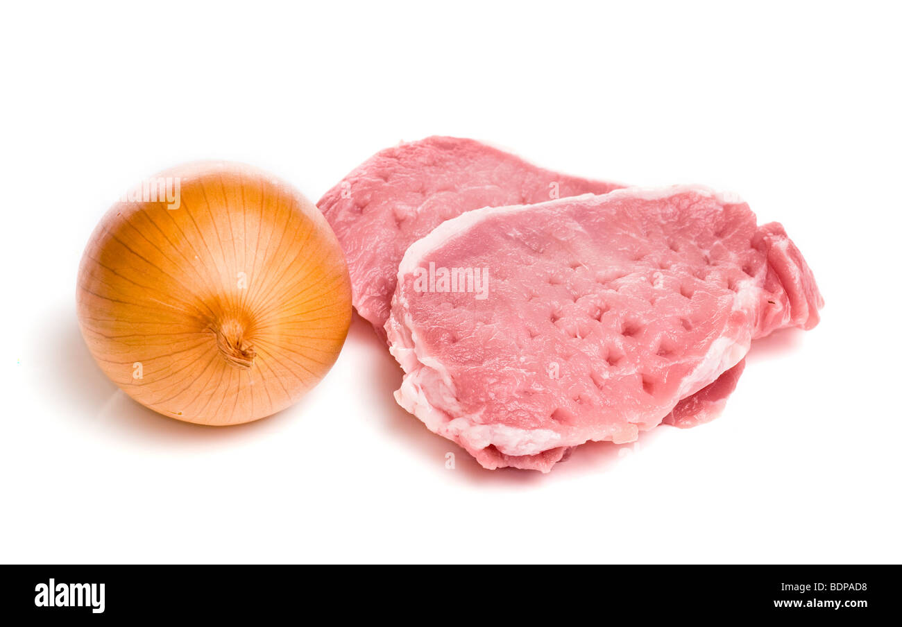 Due pezzi di carne e il bulbo della cipolla isolato su bianco Foto Stock