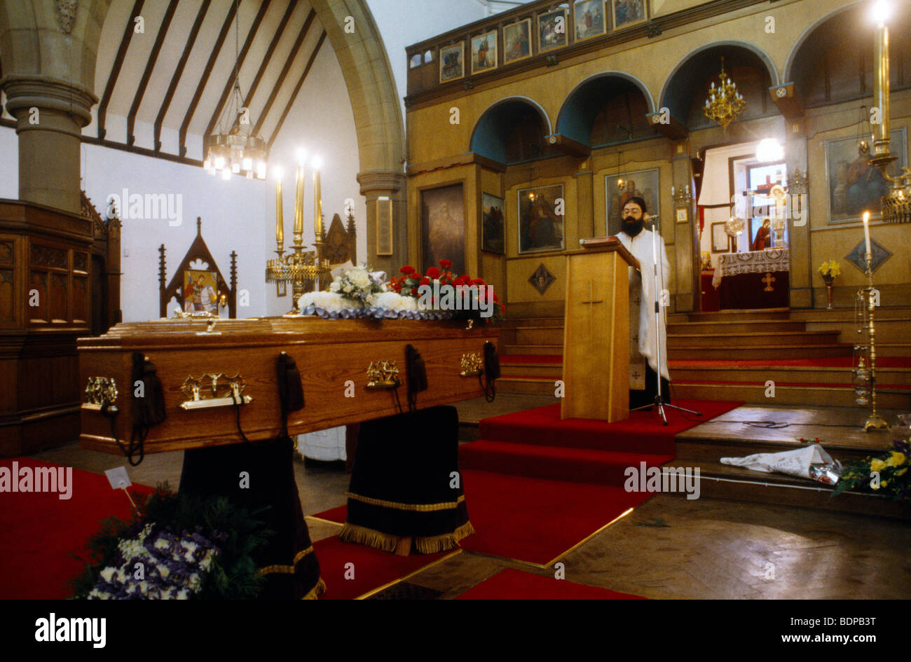 Coffin funerario greco-ortodosso nella cattedrale di San Luca e sacerdote Foto Stock