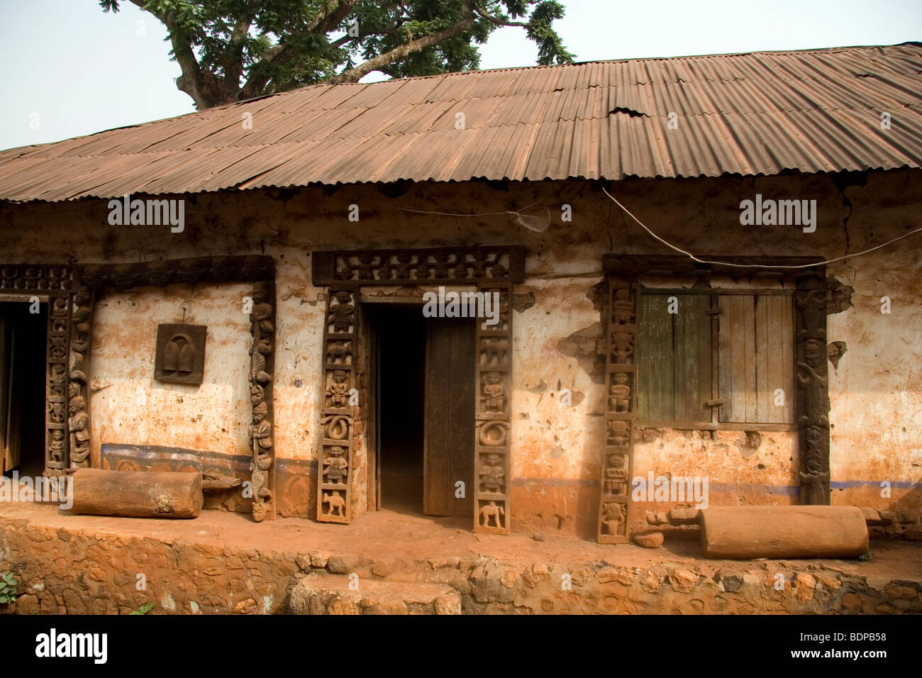 Cortile interno del fon o del direttore o di un king's Palace a Babungo in anello di area stradale Grassfields Regione Provincia nord-occidentale del Camerun Foto Stock