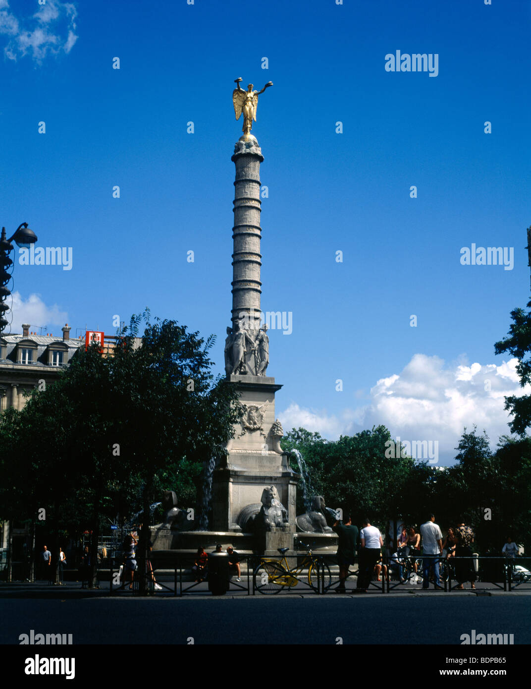 Parigi Francia Place du Chatalet Fontaine De Palmier per celebrare il francese Colonna della battaglia di Victoriesin con una figura dorata della Dea Vittoria e la fi Foto Stock