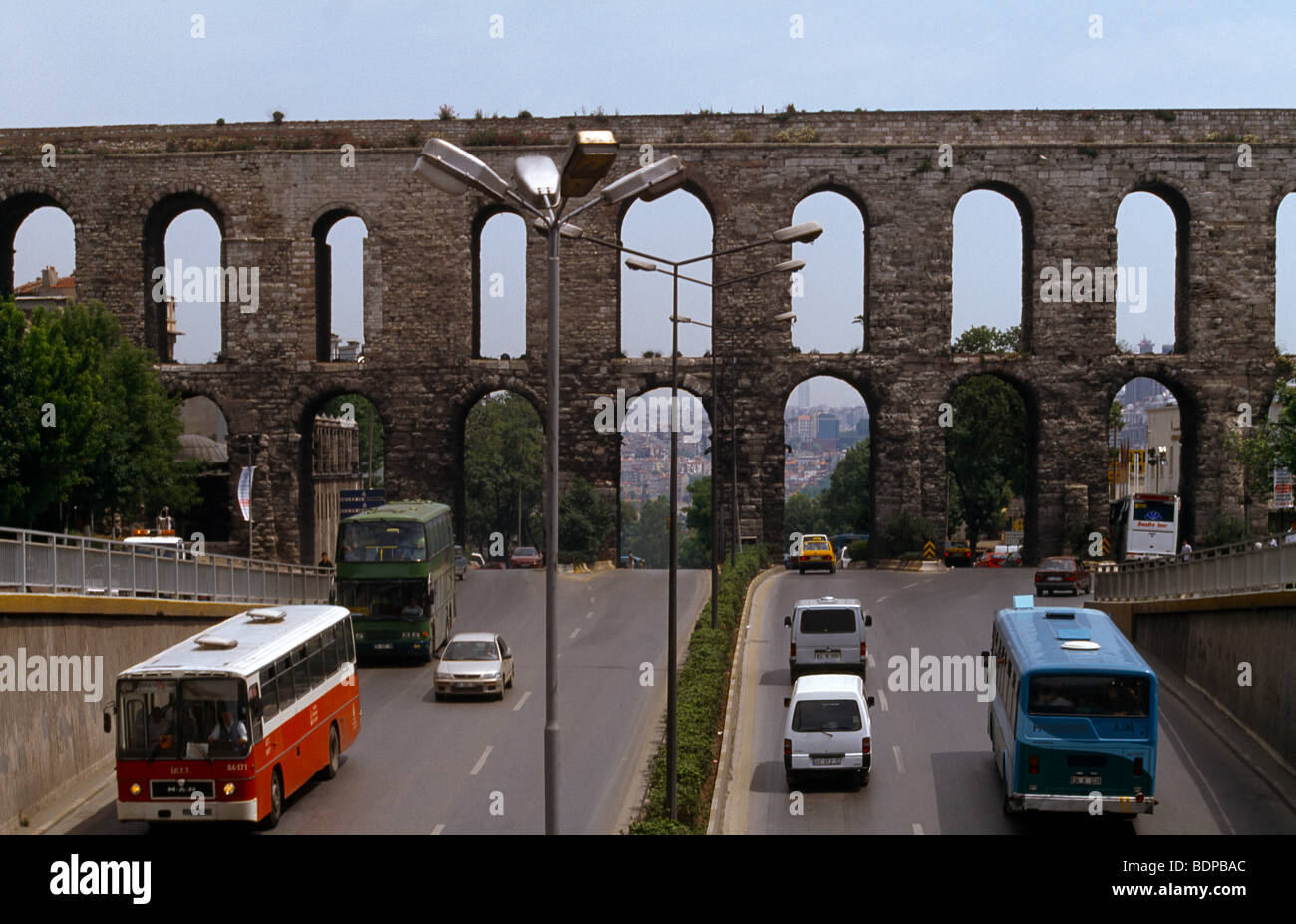 Istanbul Turchia traffico da acquedotto di Valens - Bozdogan Kemeri Ponte che attraversa l'Ataturk Bulvari Foto Stock