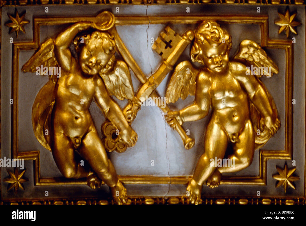 Roma Italia Santa Maria Maggiore dettaglio oro St Peters chiavi e Angeli Foto Stock