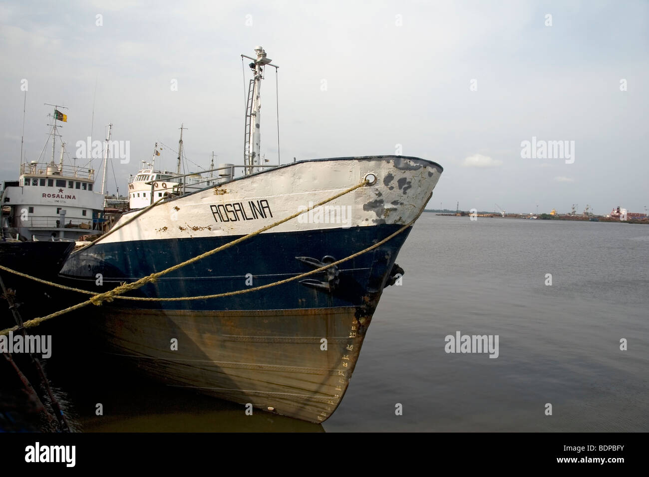 Dock di scena a Douala Camerun Africa occidentale costiera con recipiente di trading Foto Stock