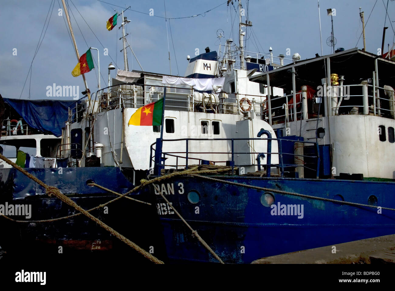 Dock di scena a Douala Camerun Africa occidentale con navi battenti Camerun bandiere nazionali Foto Stock