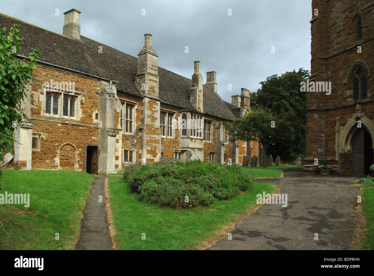 Lyddington Bede House e St Andrews chiesa nel villaggio di Lyddington, Leicestershire, Regno Unito Foto Stock