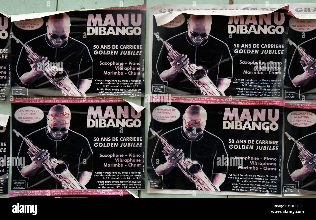 Pubblicità poster concerto del musicista camerunese Manu Dibango per celebrare i 50 anni della sua carriera di Yaoundé Camerun Foto Stock