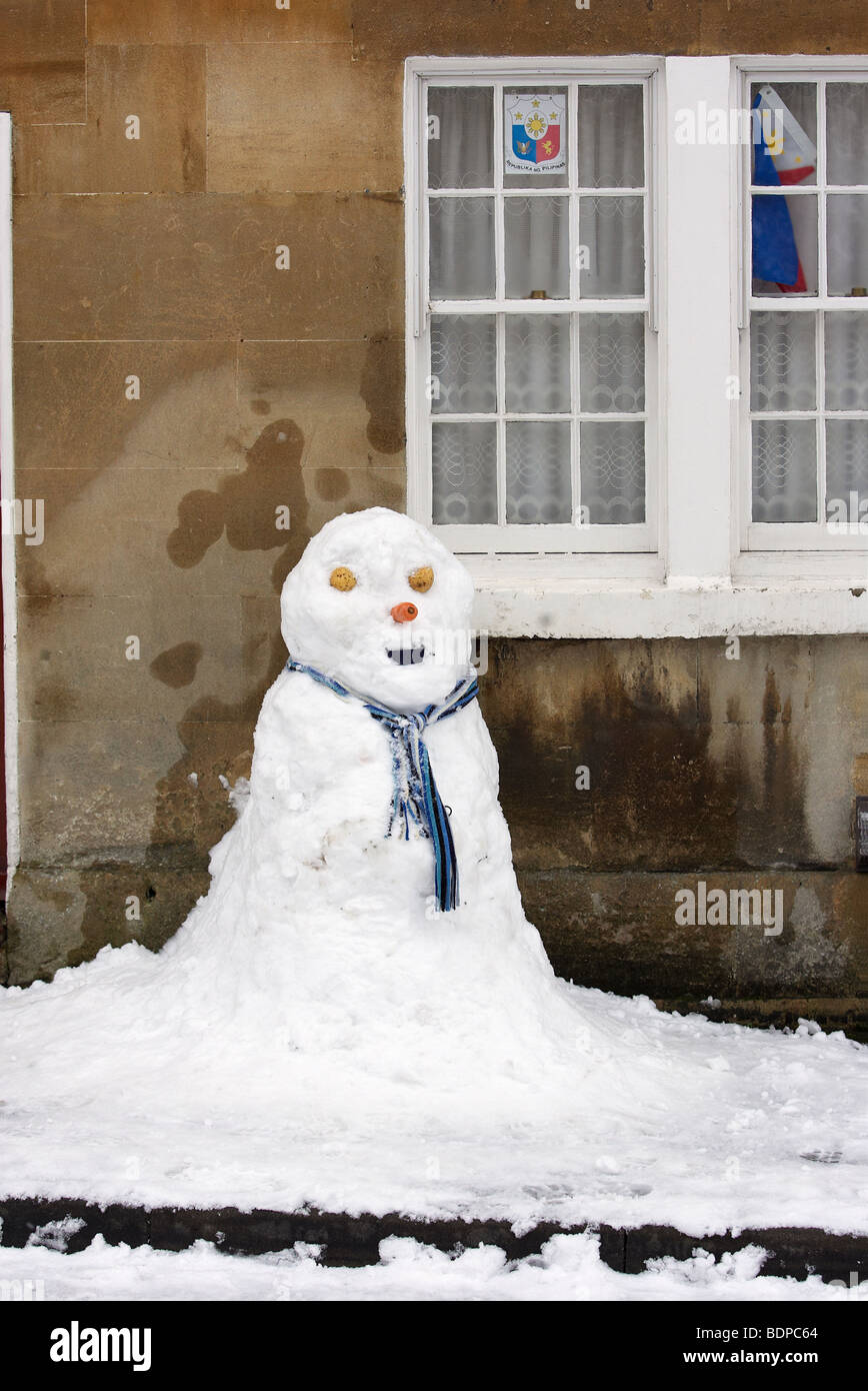 Un pupazzo di neve sorge in una strada del regno unito dopo le tempeste di neve ha colpito il Regno Unito. Foto Stock