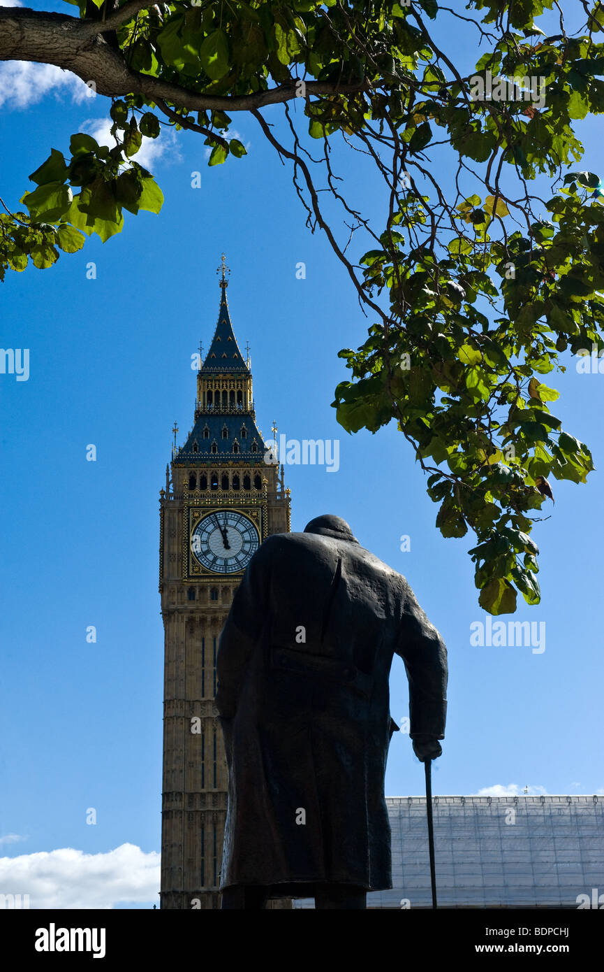 La statua di Winston Churchill con il Big Ben in background. Foto di Gordon Scammell Foto Stock