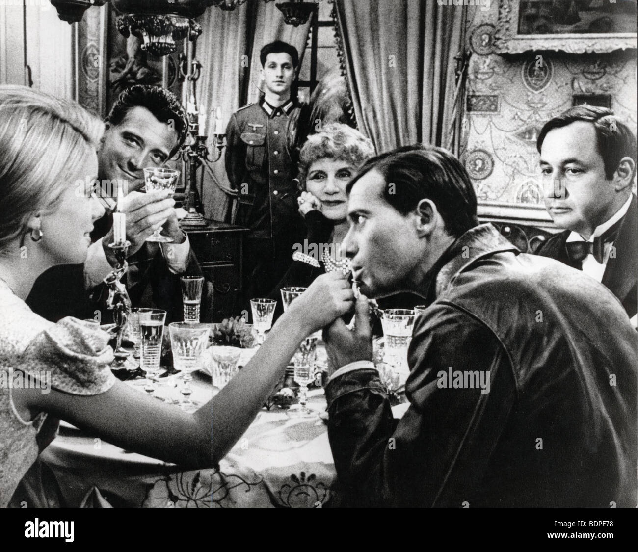 La vie de château Anno: 1966 Regia: Jean-Paul Rappeneau Catherine Deneuve, Philippe Noiret, Henri Garcin, Marquet Maria Foto Stock