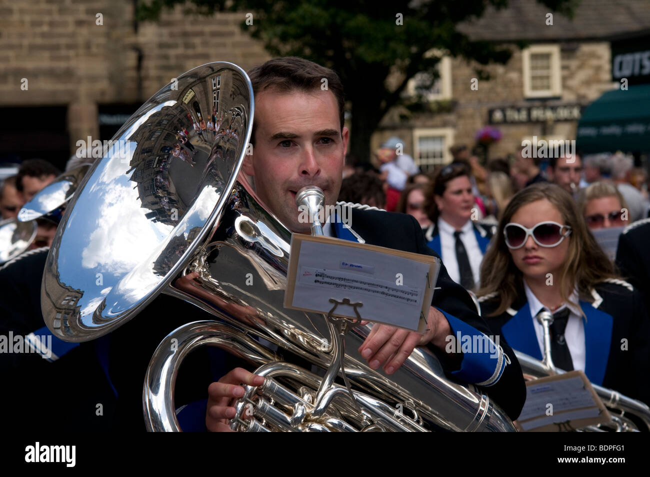 Bakewell Carnevale che si svolge annualmente, uomo suonare uno strumento musicale nella banda di ottoni Derbyshire Inghilterra Foto Stock