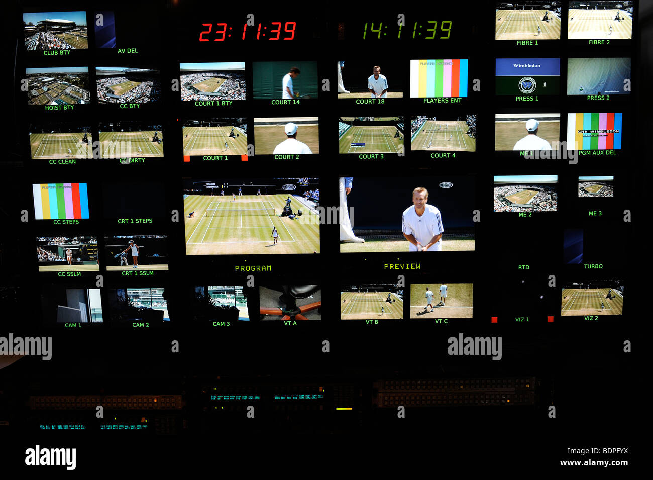 Più schermate che mostrano il tennis nel canale 9 suite di produzione durante il 2009 Wimbledon Tennis Championships Foto Stock