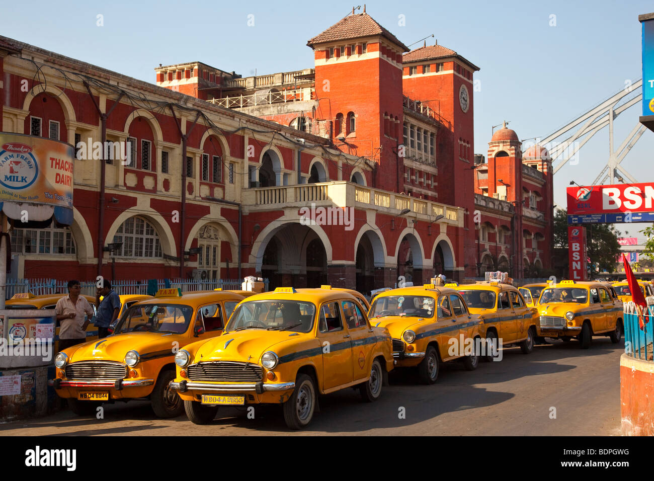 Il Taxi di fronte stazione ferroviaria di Howrah a Calcutta India Foto Stock