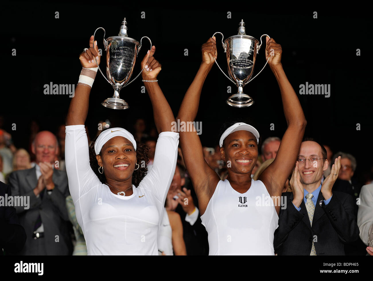 Serena e la sorella Venus Williams festeggiare la conquista del doppio femminile titolo durante il 2009 Wimbledon Tennis Championships Foto Stock