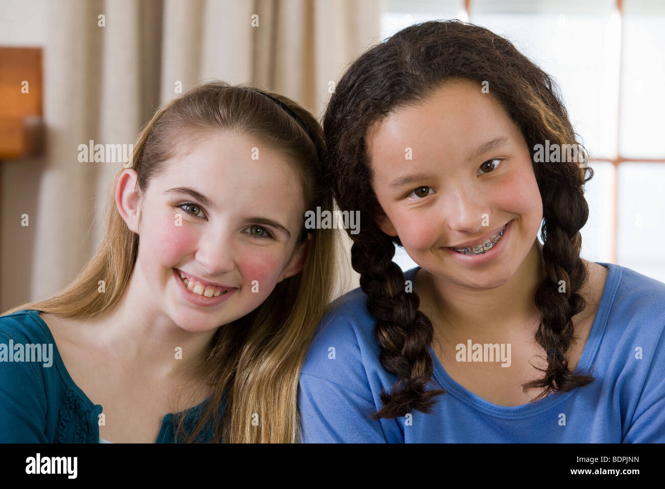 Ritratto di due ragazze sorridenti Foto Stock