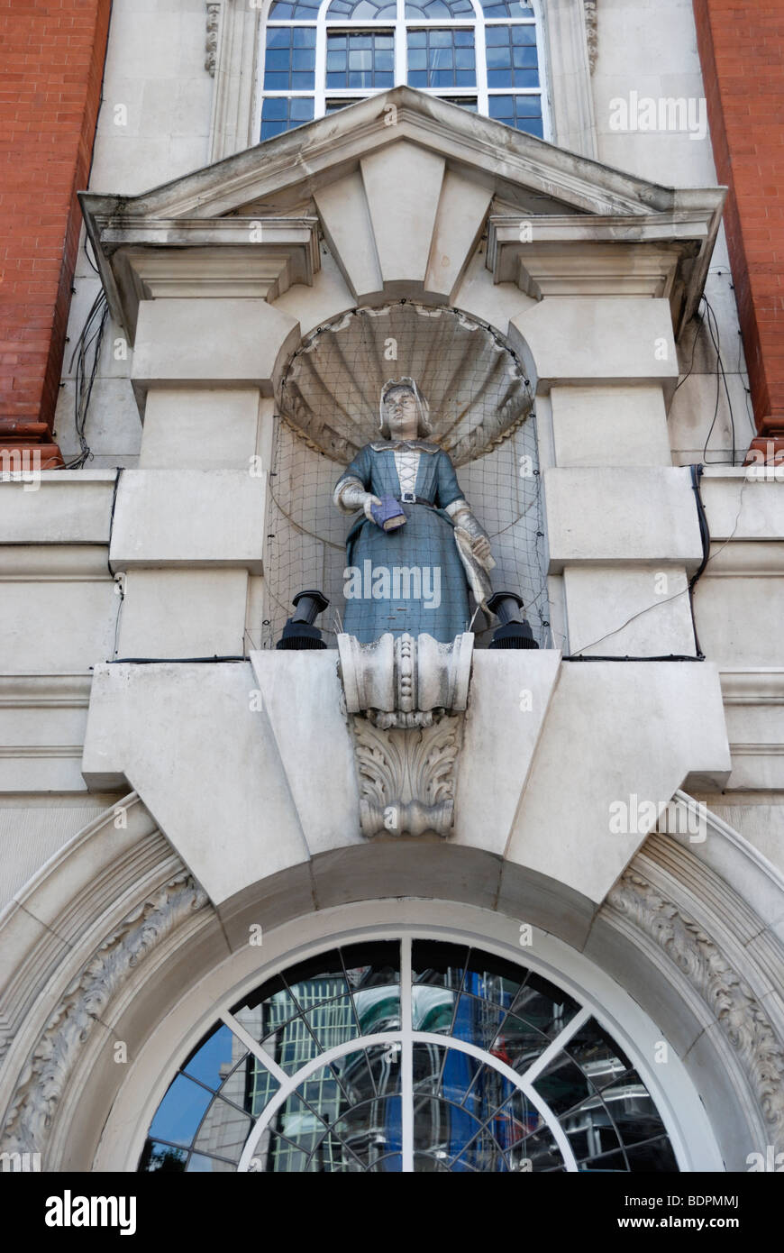 Statua di donna Blue Coat alunno sulla parte esterna di Sir John Cass la fondazione della Scuola Primaria in Aldgate, Londra, Inghilterra, Regno Unito. Foto Stock