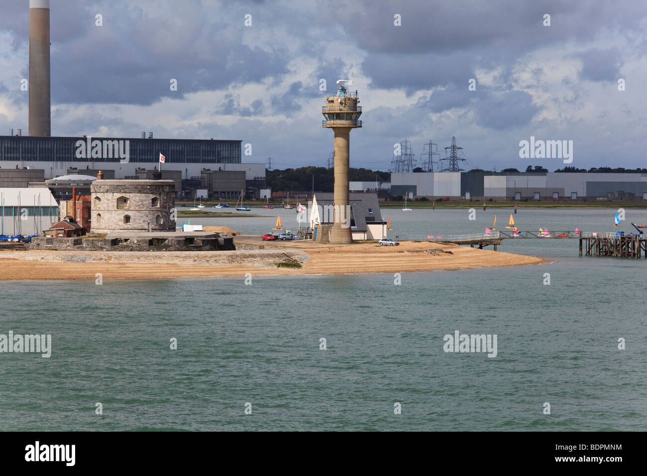 Calshot Spit in corrispondenza della giunzione di Southampton acqua e il Solent, con il castello e la torre di controllo Foto Stock