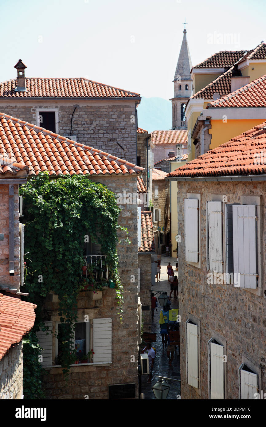 Strada stretta nella vecchia città di Budva, Montenegro. Foto Stock