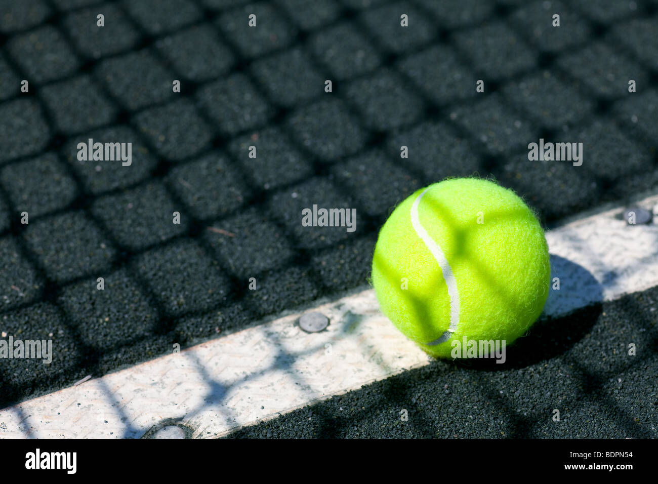 Campo da tennis con palla e net ombra Foto Stock