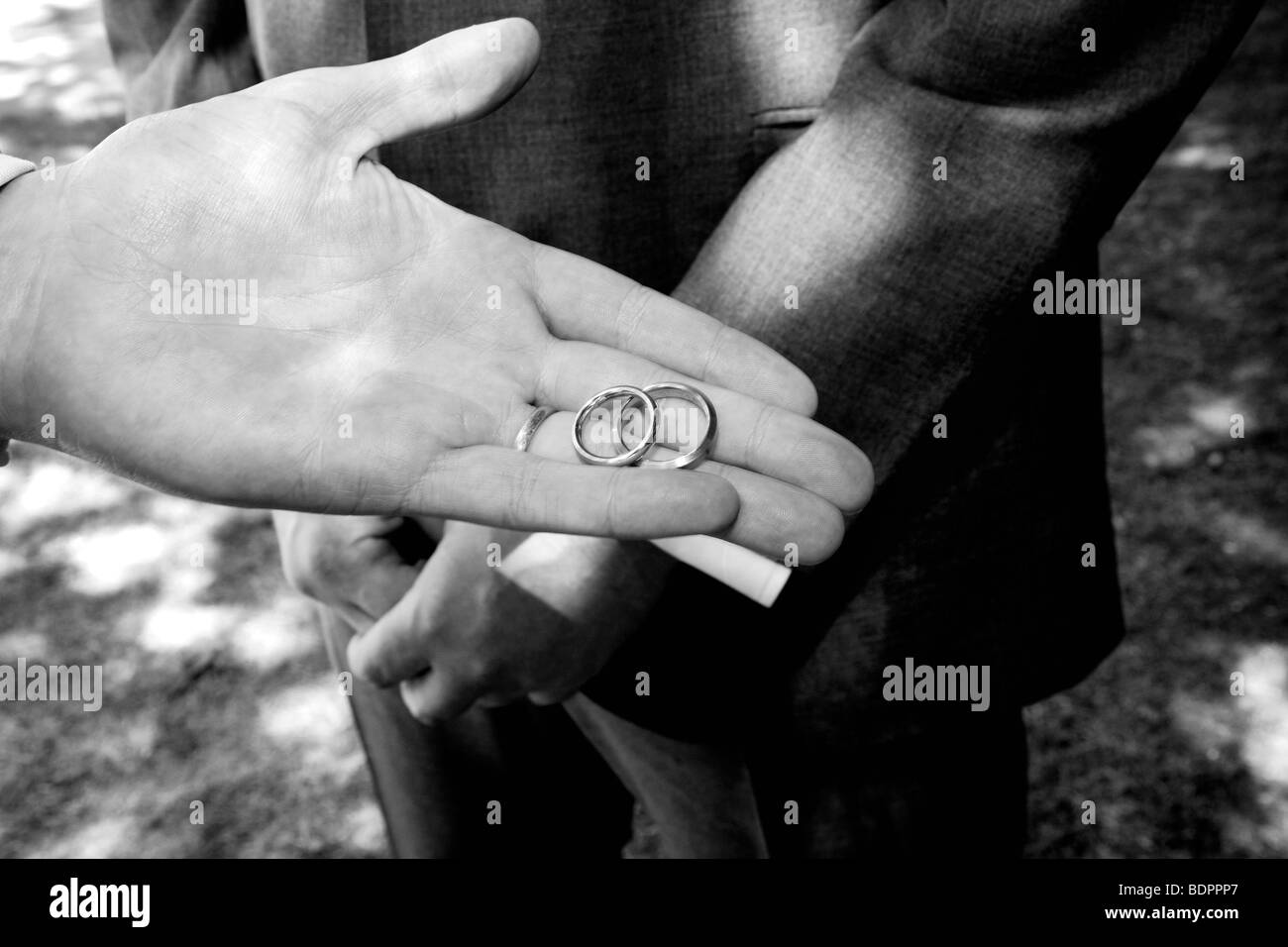Gli anelli di nozze detenute dall'uomo migliore Foto Stock