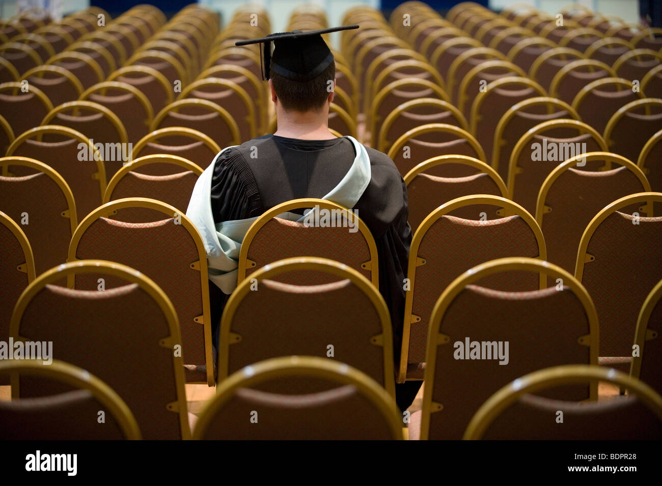 Un laureato attende per la sua cerimonia nuziale per iniziare. Foto Stock