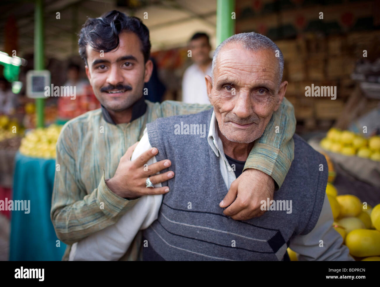 Vecchi e giovani uomini dell'Itwar Bazar di Islamabad Foto Stock