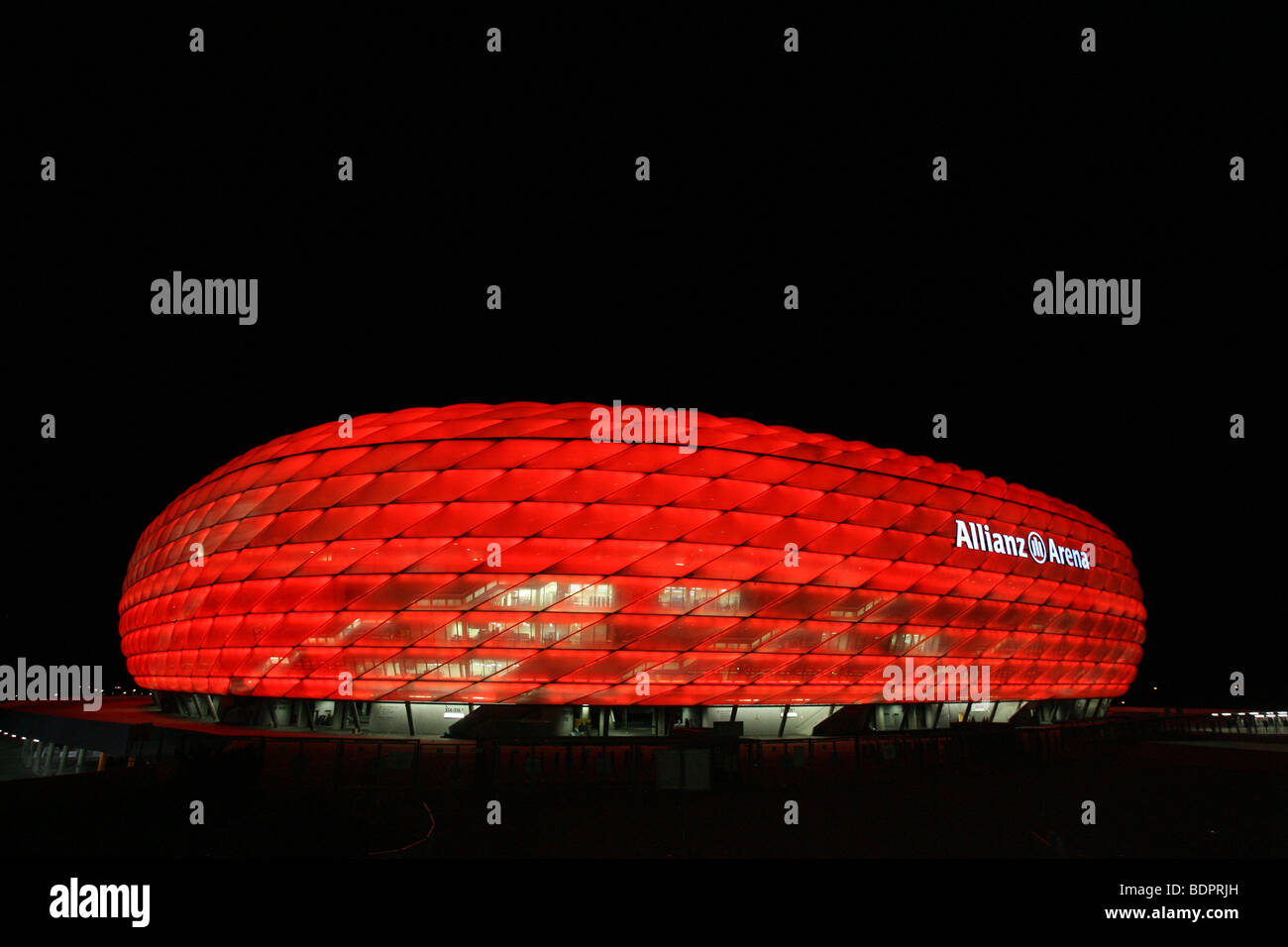 Stadio Allianz Arena di Monaco di Baviera Germania di notte Foto Stock