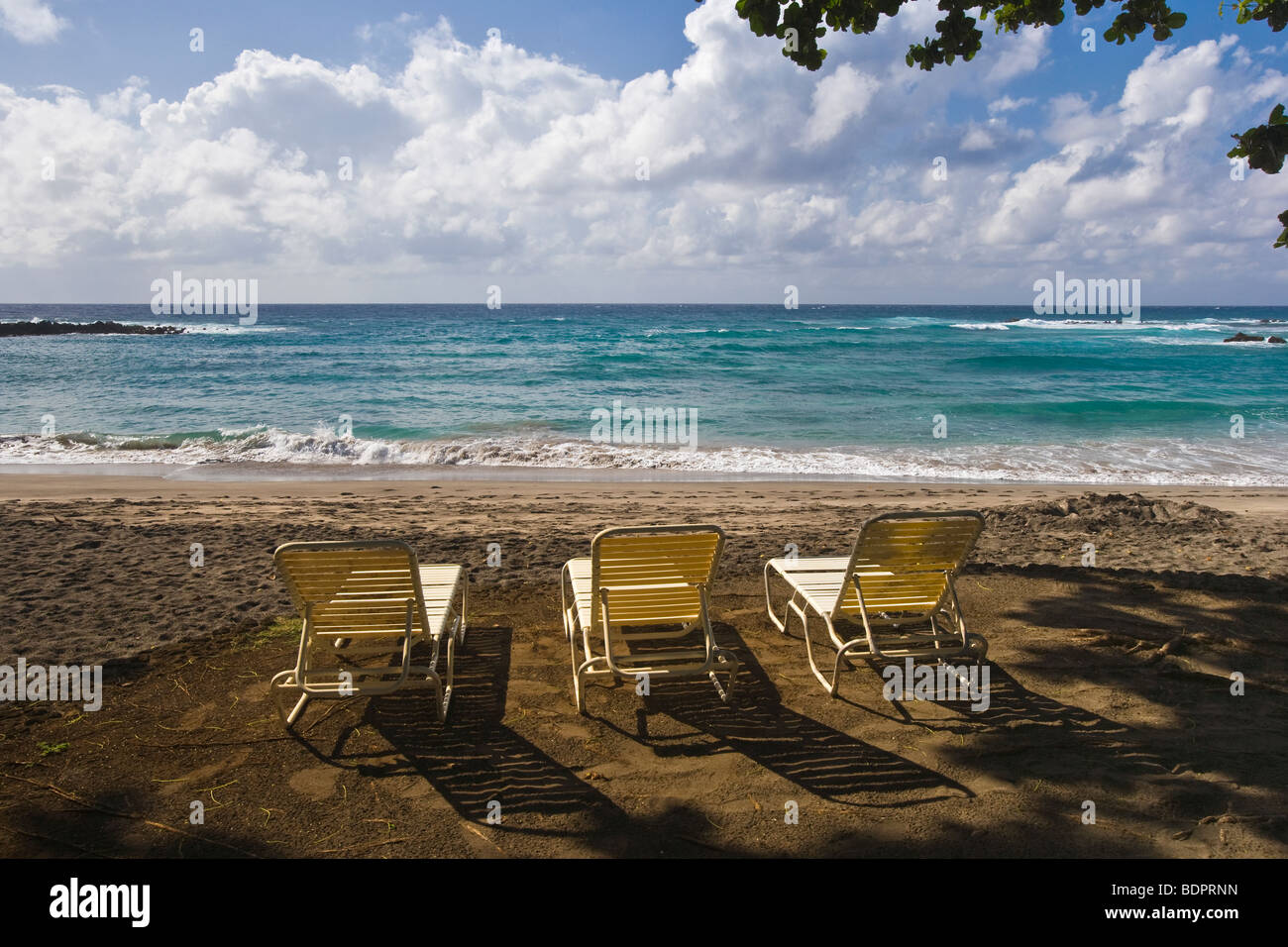 Vuoto spiaggia sdraio sulla spiaggia Hamoa vicino a Hana, Maui Foto Stock