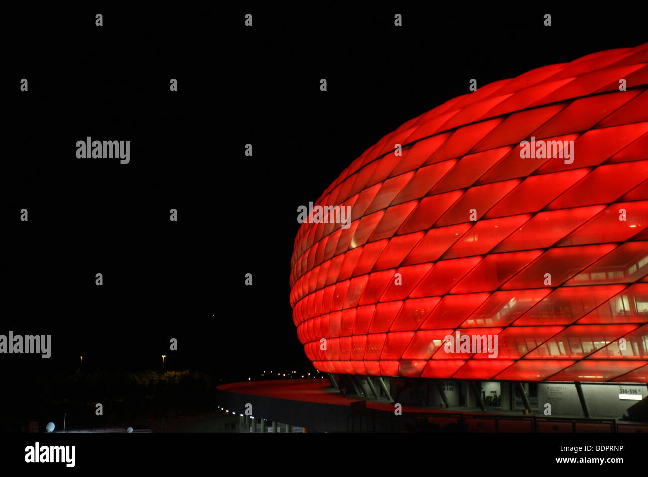 Stadio Allianz Arena di Monaco di Baviera Germania di notte Foto Stock