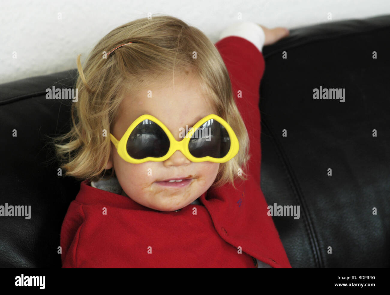 Little Girl , 2 anni con occhiali da sole Foto Stock