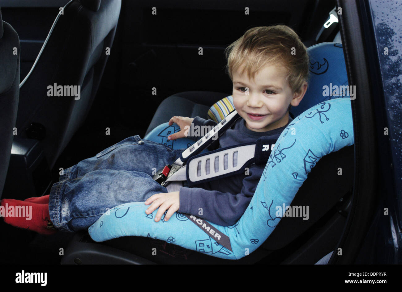 | bambino in una vettura di sicurezza sedile. Foto Stock