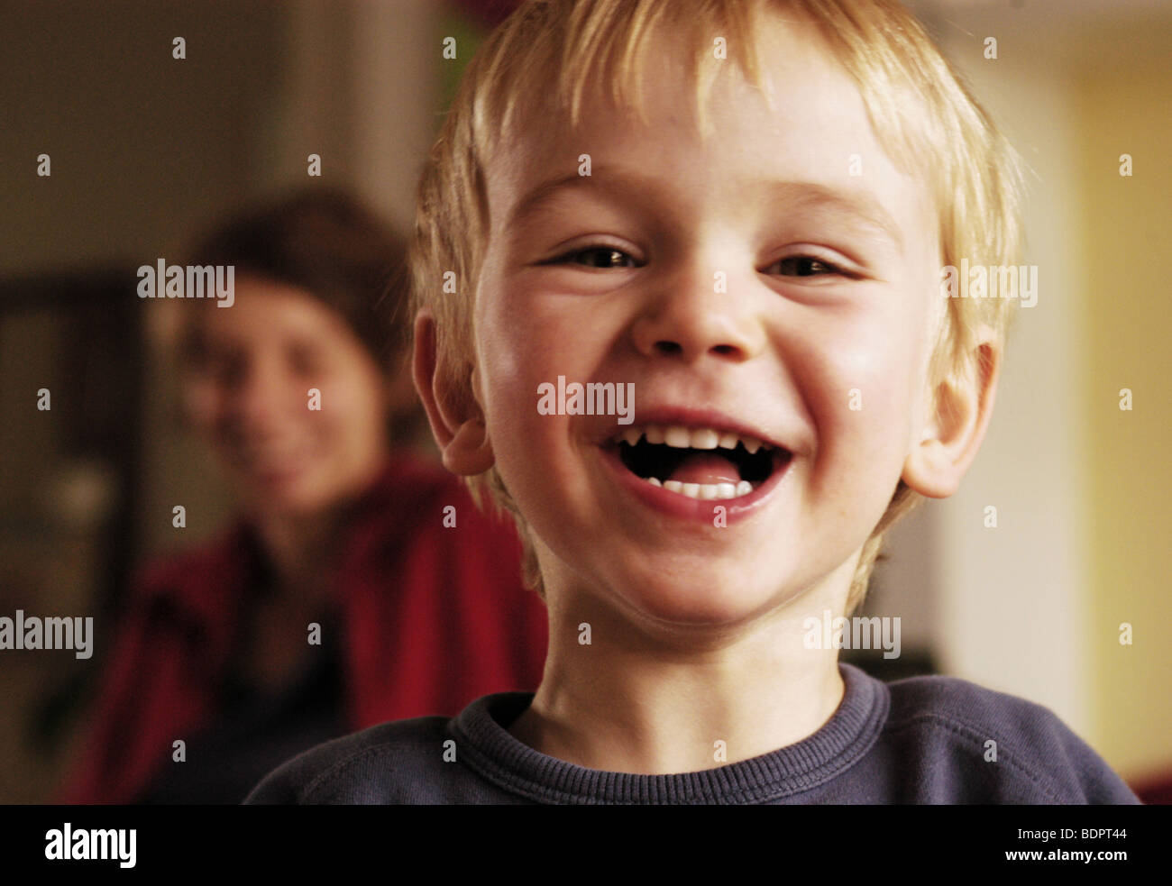 Ragazzo di risata Foto Stock