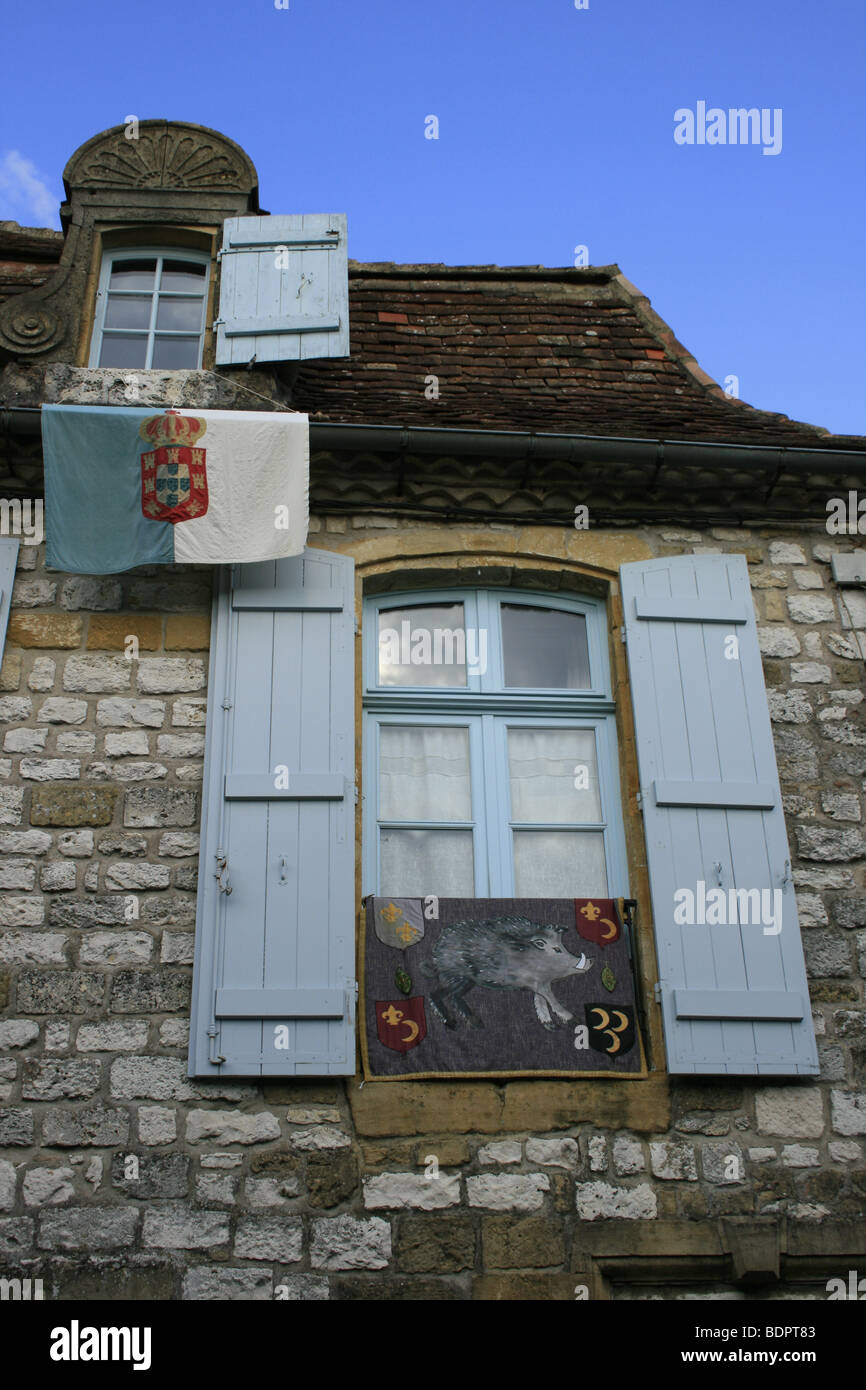 In prossimità di una finestra con persiane blu in La Bastide di Monpazier, Dordogna Foto Stock