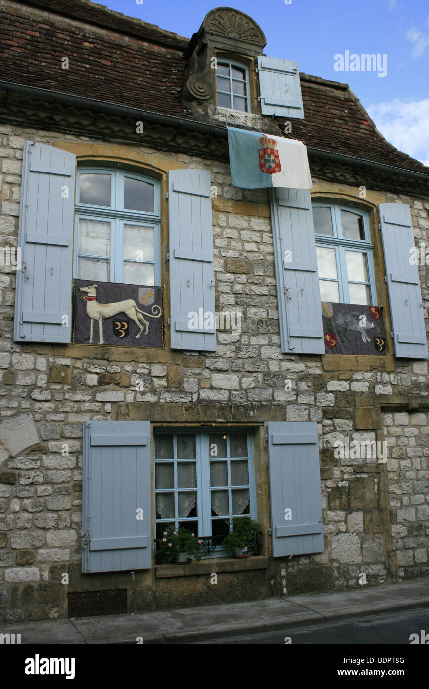 Casa con persiane blu in La Bastide di Monpazier, Dordogna Foto Stock
