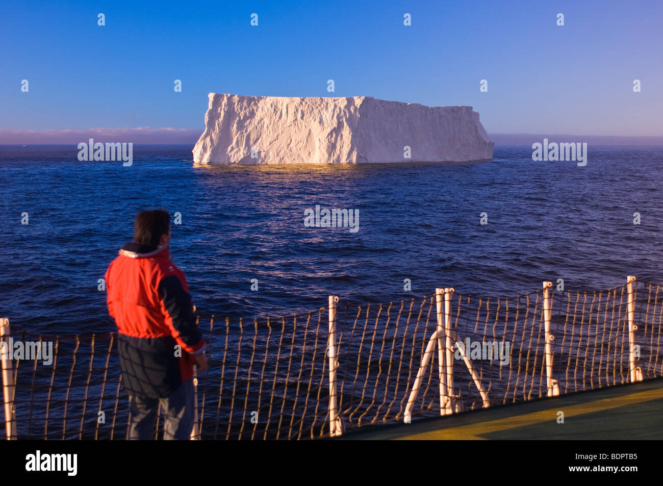 Passeggeri la visualizzazione di iceberg nel Gerlache Strait Antartide. Foto Stock