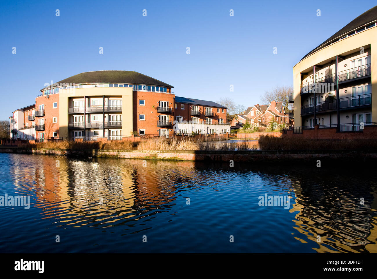 Appartamenti moderni accanto ad un'area riqualificata sul lato del canale a Nottingham, Inghilterra. Foto Stock