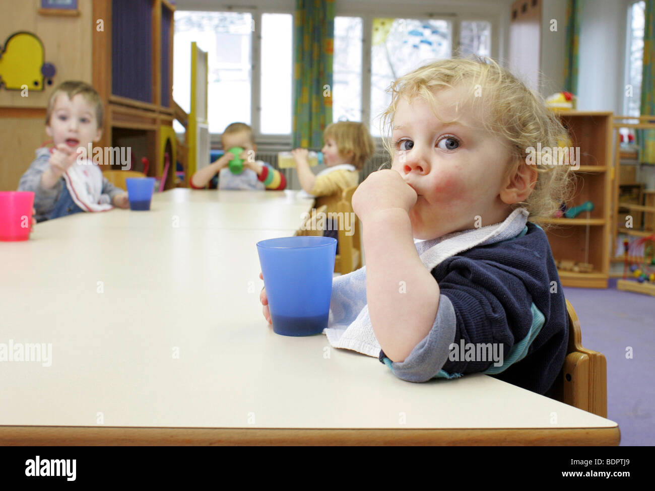 I bambini alla scuola materna di classe Foto Stock