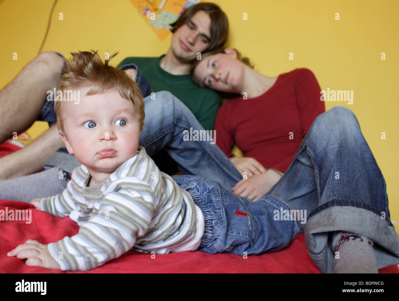 I giovani genitori con bambino Foto Stock