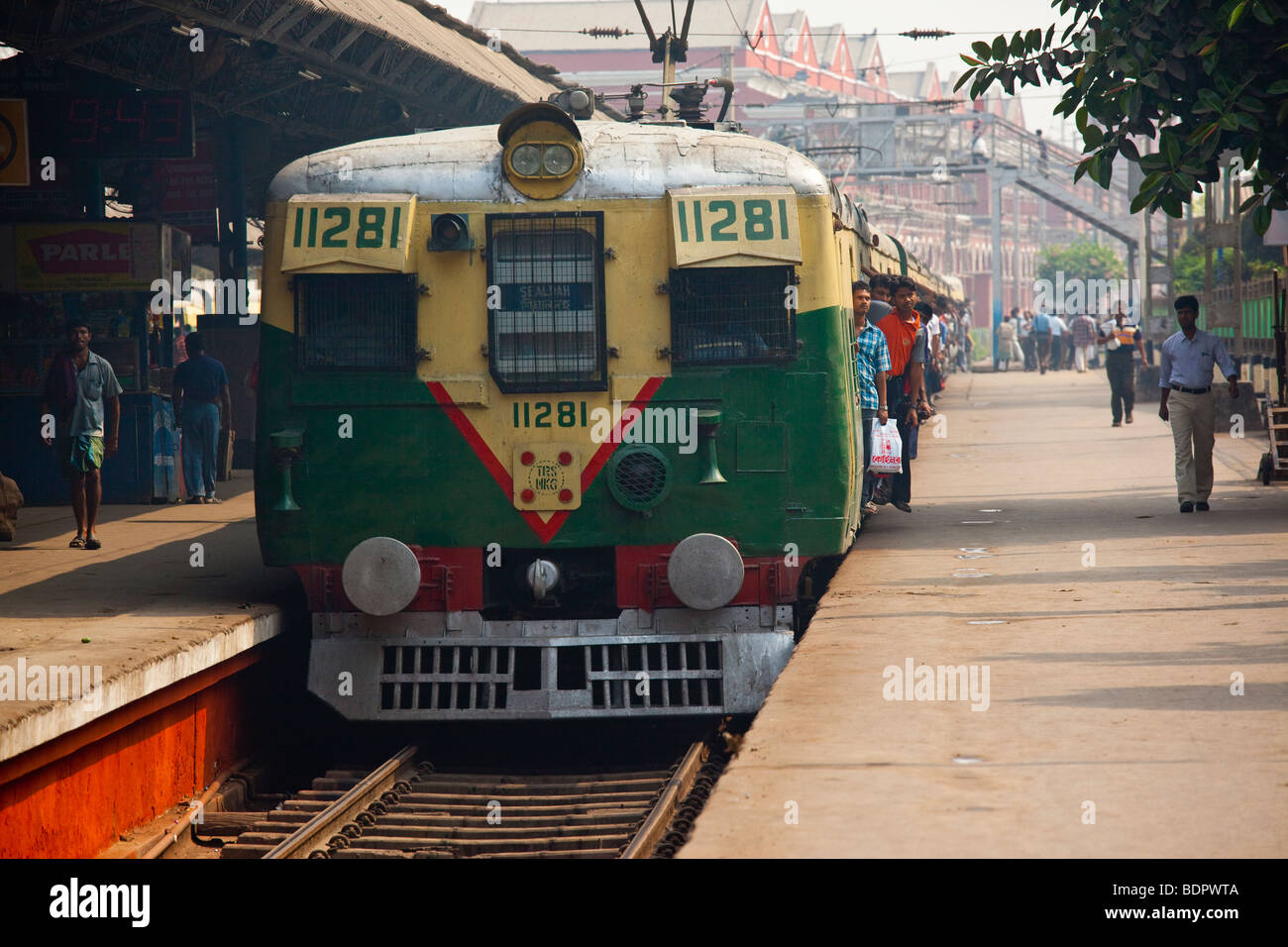 La gente lo sbarco di un treno in arrivo nella stazione ferroviaria di Sealdah a Calcutta India Foto Stock
