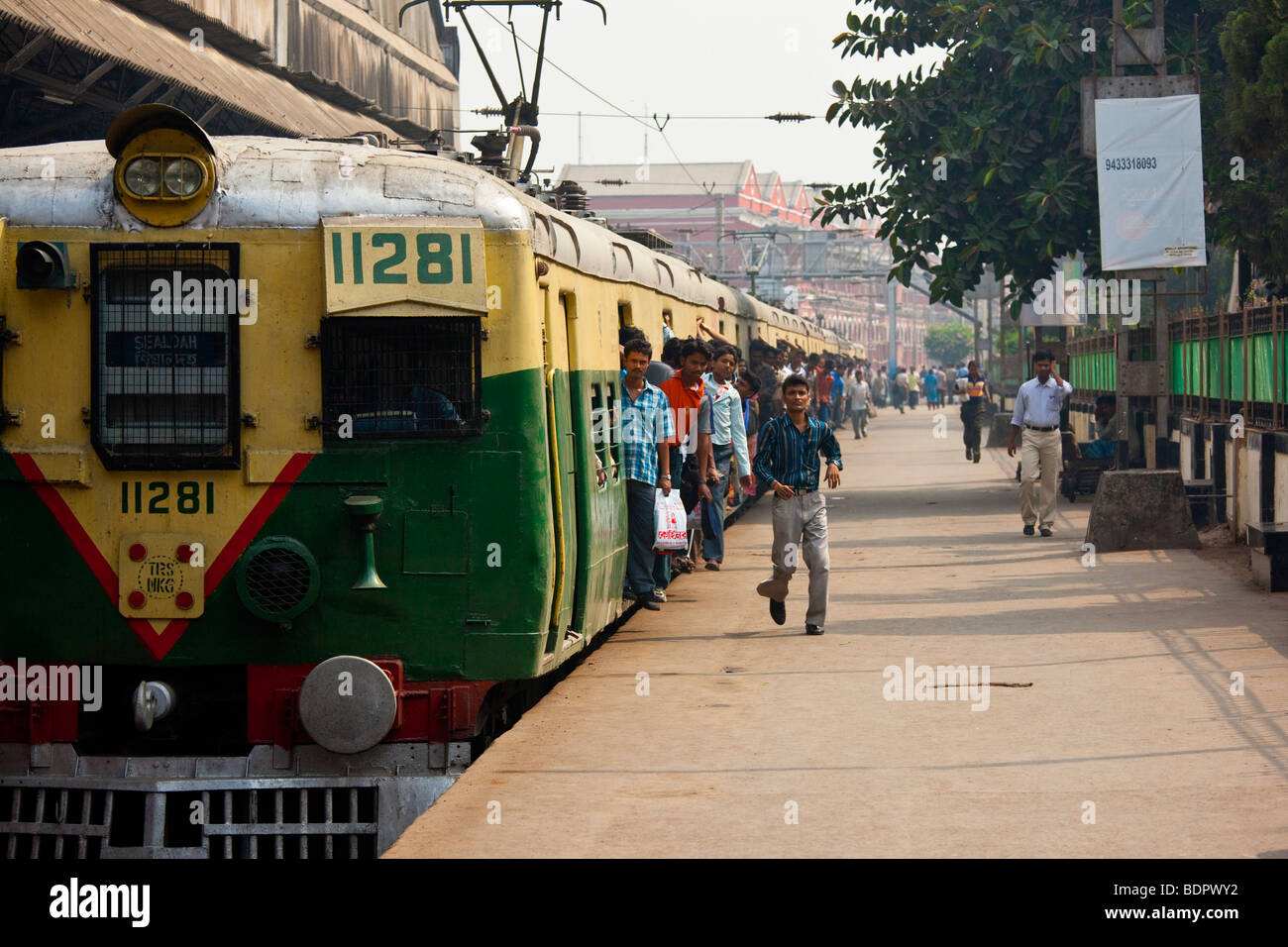 La gente lo sbarco di un treno in arrivo nella stazione ferroviaria di Sealdah a Calcutta India Foto Stock
