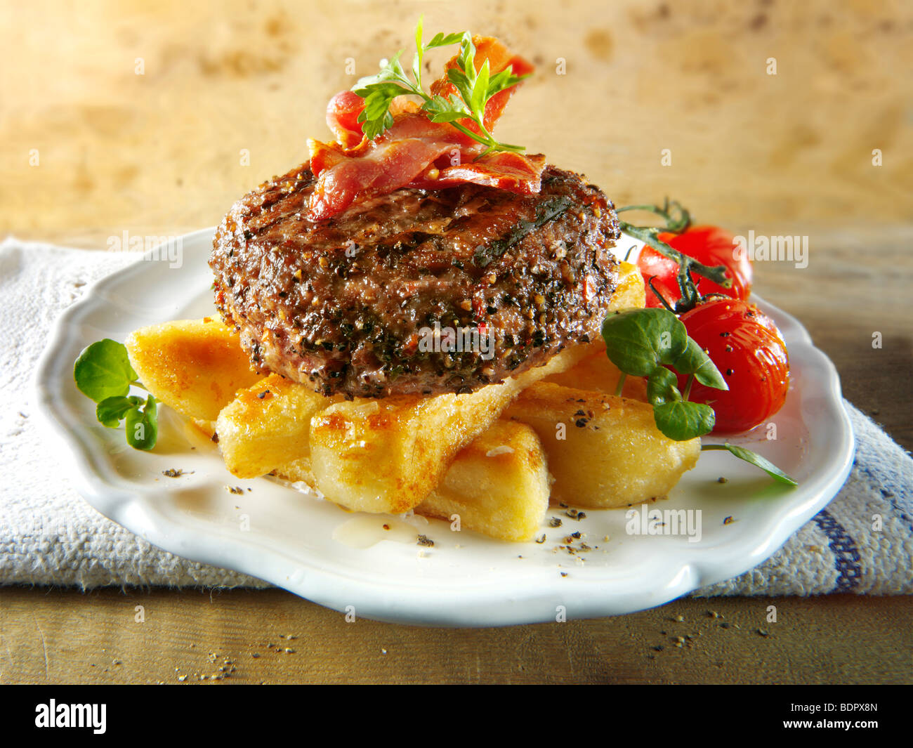 Pepati hamburger di manzo con patatine Foto Stock
