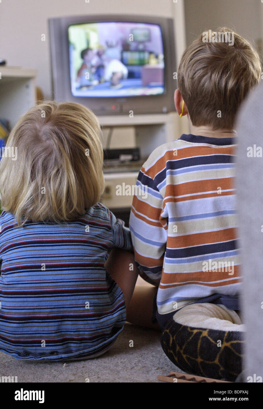Kinder vor dem Fernseher Foto Stock