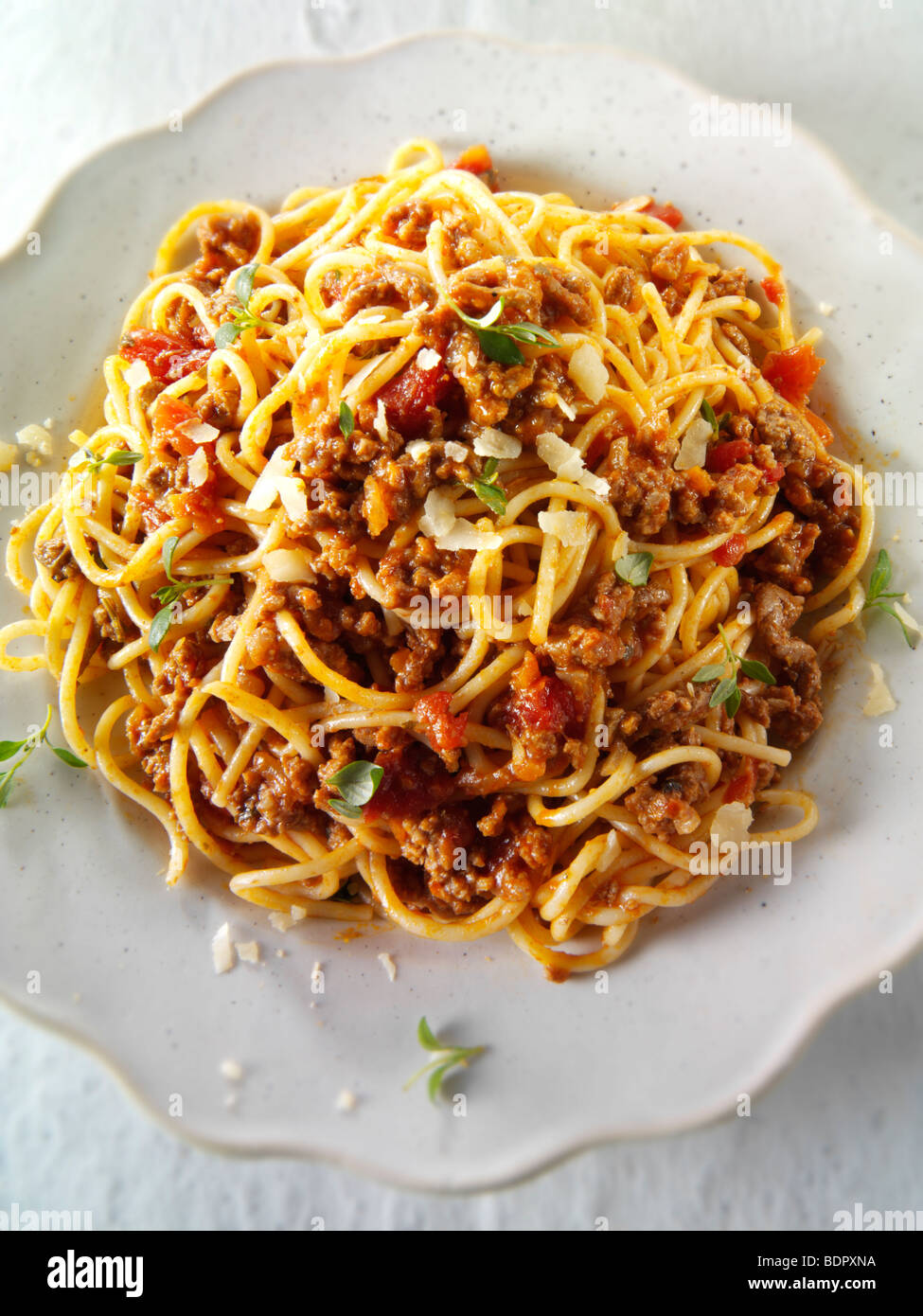 Carni cotte placcato e spaghetti alla bolognese sugo di ragù su un tavolo, un suggerimento Foto Stock