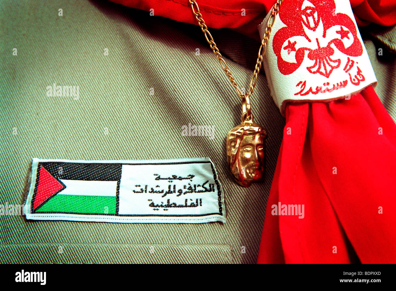 Particolare della bandiera palestinese e Gesù Cristo pendente su un petto boyscout palestinese, a Betlemme. Palestina Foto Stock