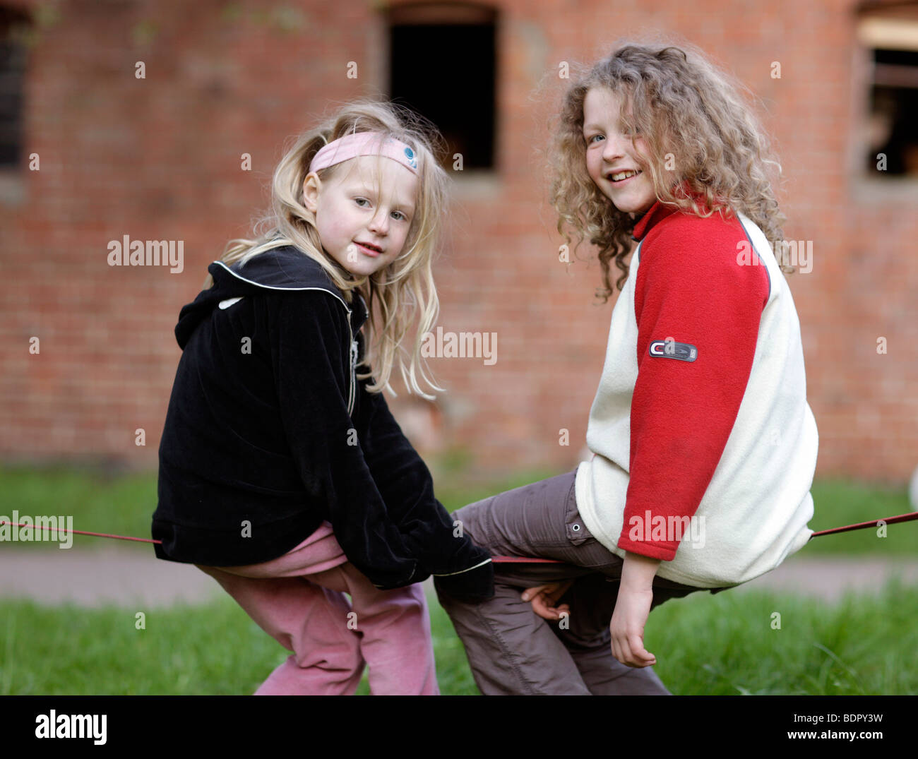 Le ragazze che giocano insieme Foto Stock