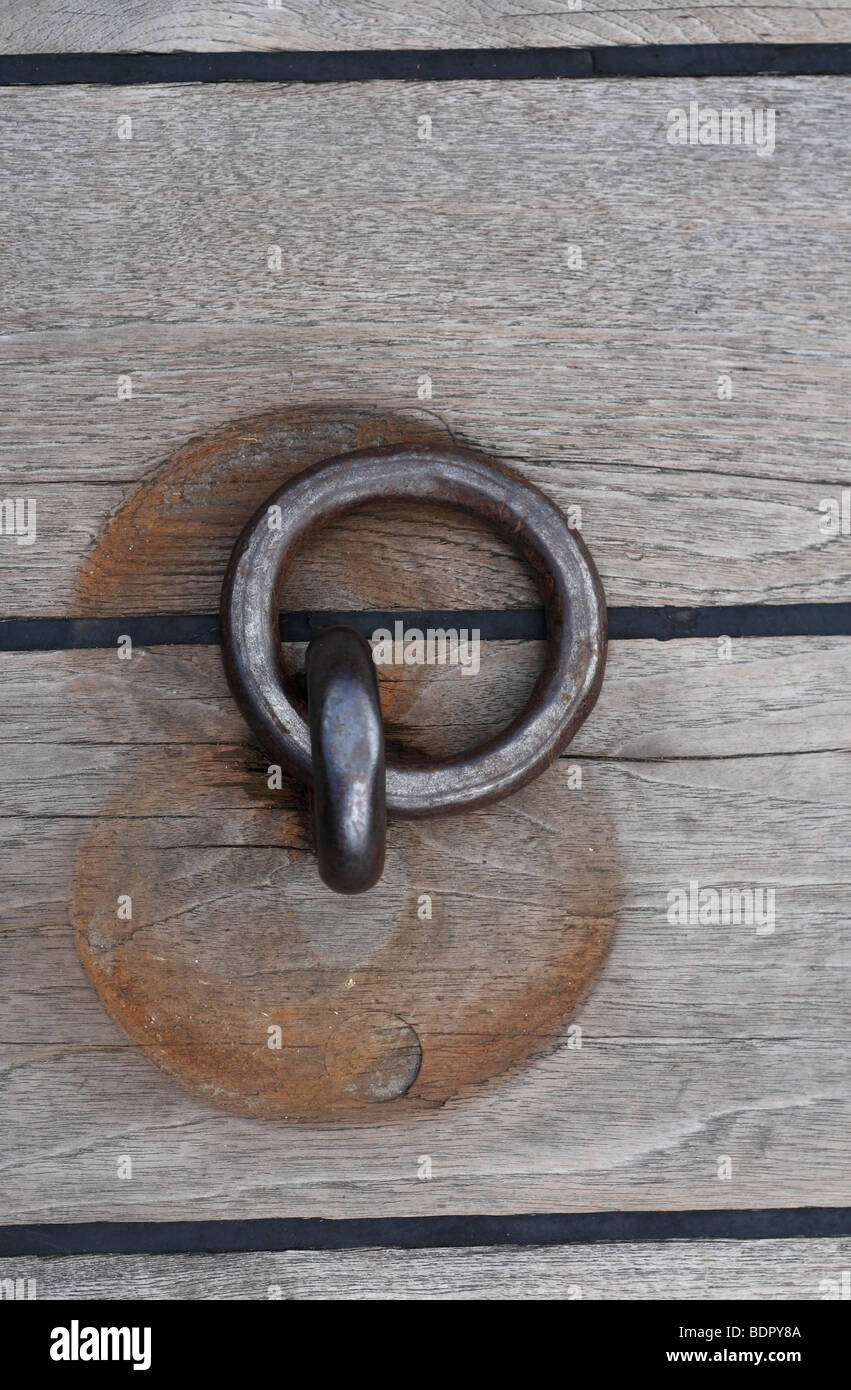 Un anello di metallo nel Quarterdeck di HMS Victory, Nelson nave ammiraglia a Portsmouth Historic Dockyard, UK. Foto Stock