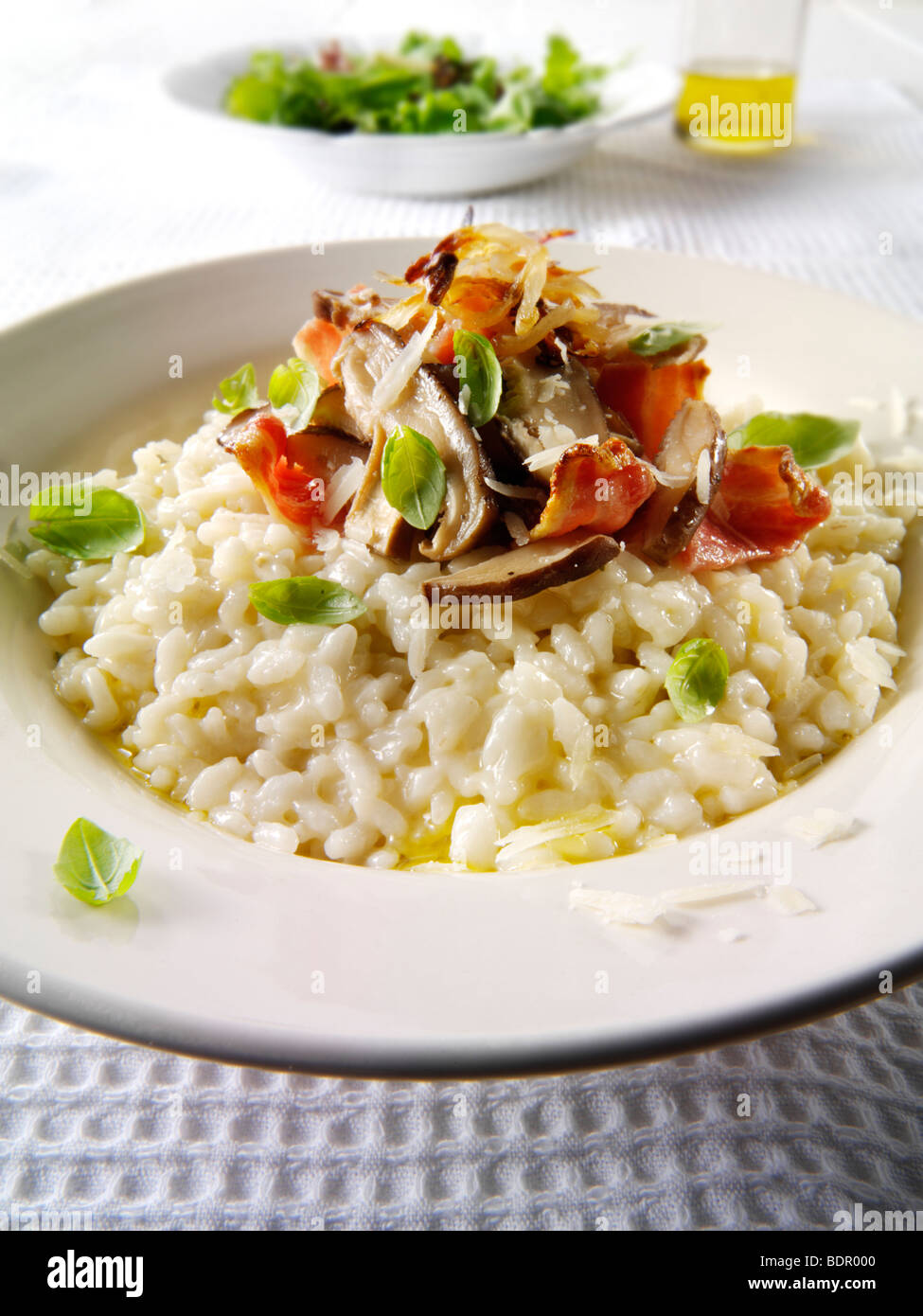 Risotto classico selvaggio con funghi porcini e pancetta Foto Stock