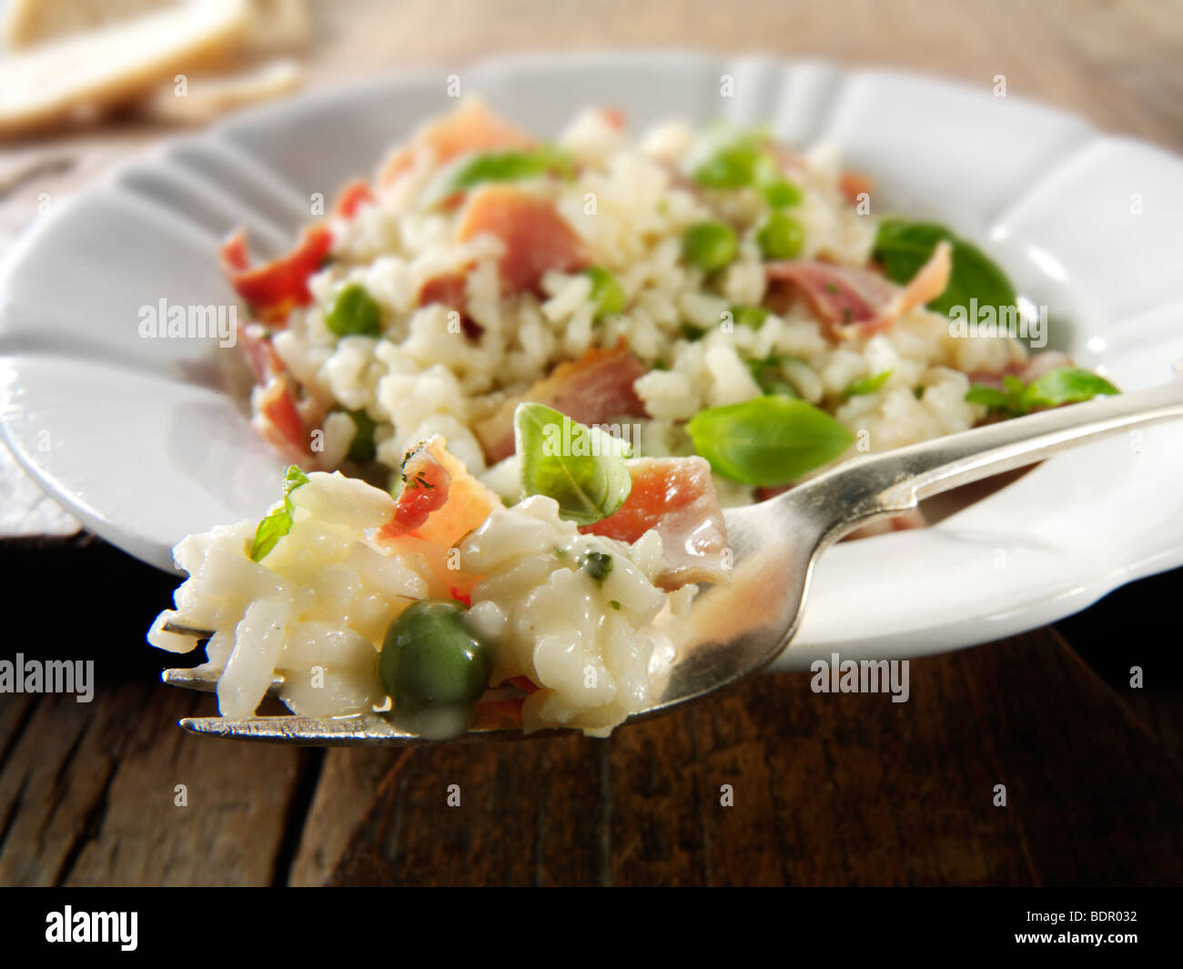 Classico risotto con piselli freschi, pancetta e le foglie di menta. Foto Stock