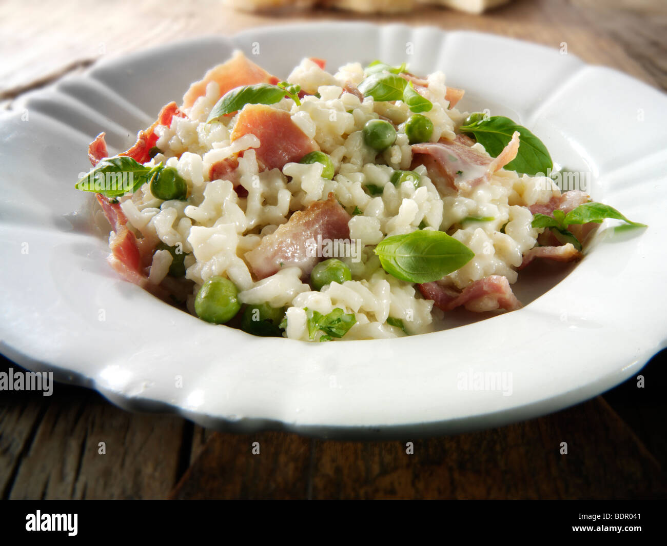 Classico risotto con piselli freschi, pancetta e le foglie di menta. Foto Stock