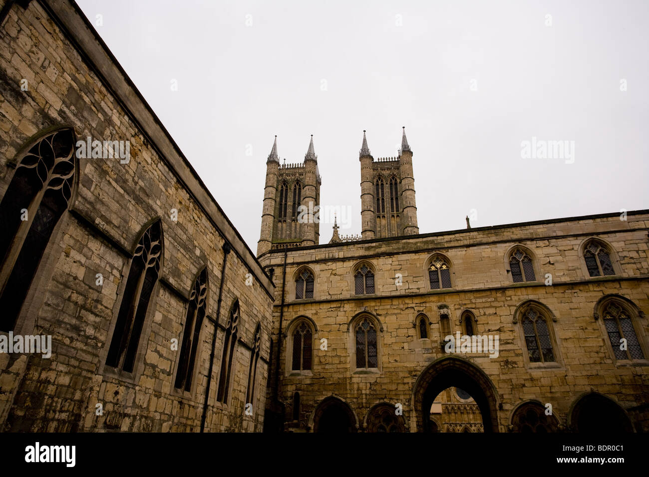 Le torri gemelle della Cattedrale di Lincoln, un punto di riferimento gotico medievale a Lincoln, in Inghilterra. Foto Stock