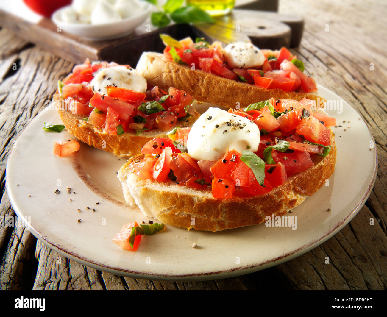 Fresco tritato pomodoro bistecca di manzo con mini mozerellas bruschette Foto Stock